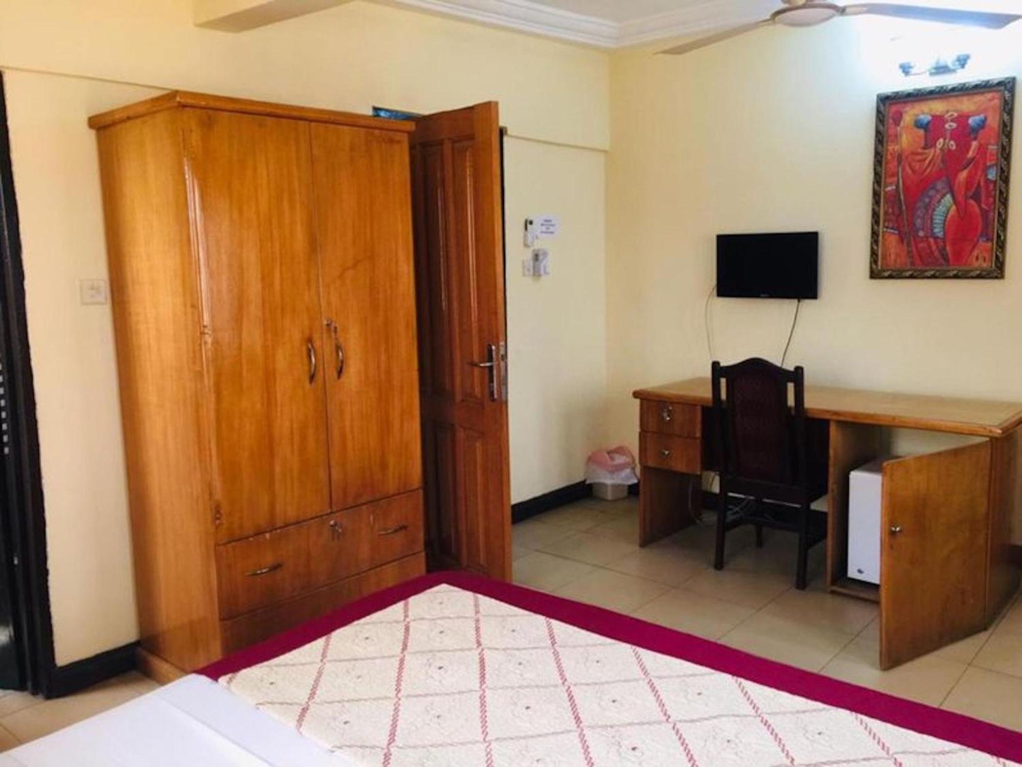 Room In Bb - Double Room With Sitting Area Accra Exterior photo