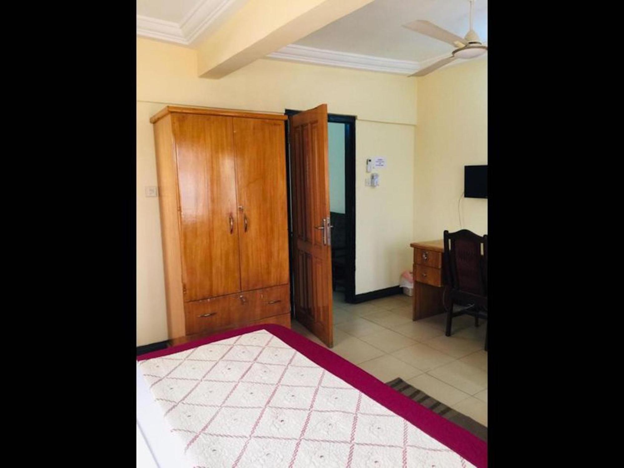 Room In Bb - Double Room With Sitting Area Accra Exterior photo