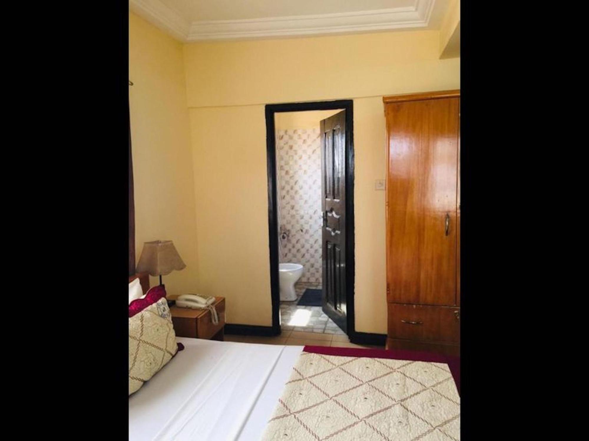 Room In Bb - Double Room With Sitting Area Accra Exterior photo